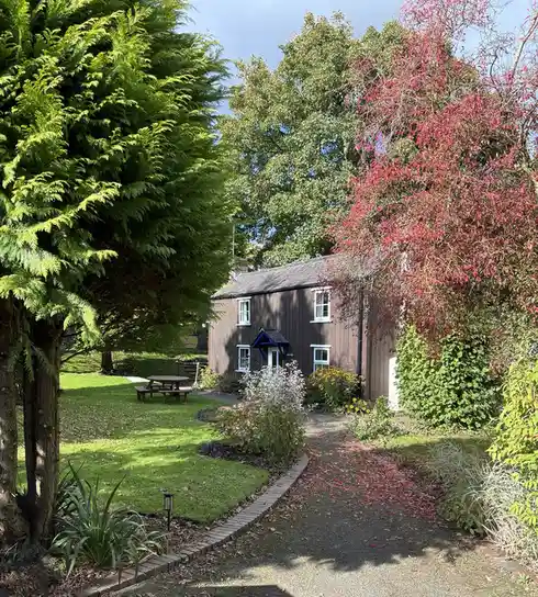 A charming wharf keeper's cottage awaits!