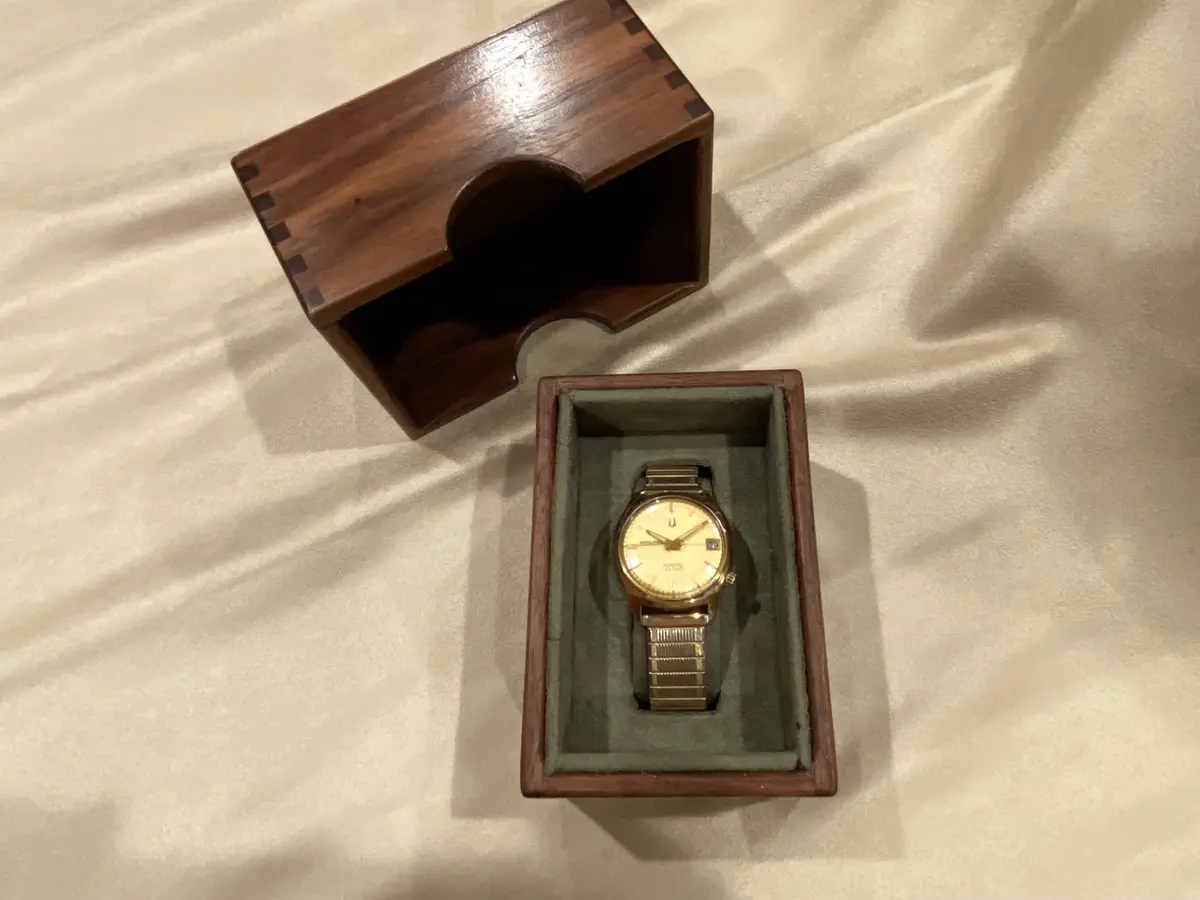 Elegant Walnut Watch Box Design