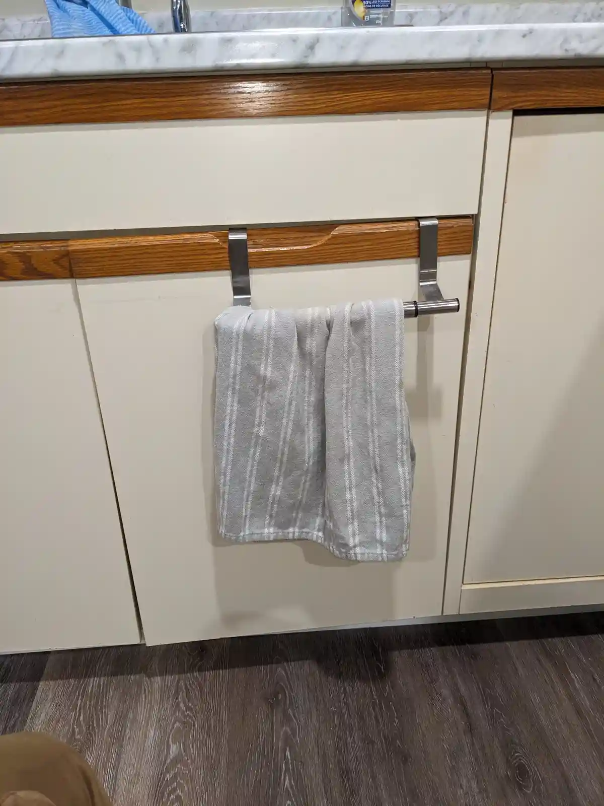 Struggling to align this door, could it be a broken hinge?