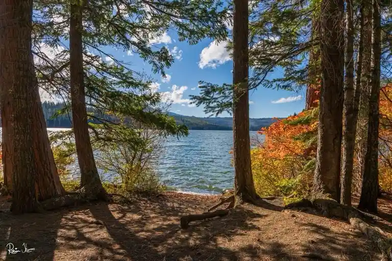 A Peaceful Lake Escape