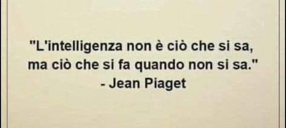 The image displays a beige background with black text quoting Jean Piaget in Italian: "L'intelligenza non è ciò che si sa…