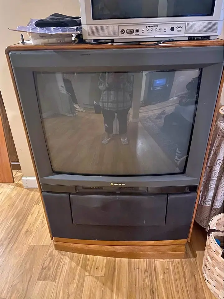 Throwback to the Hitachi 31" CRT TV: A Retro Gem from '94
