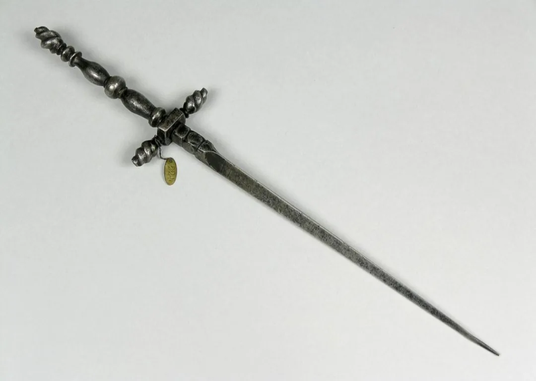 The Elegant Poignard: A Weapon of Distinction