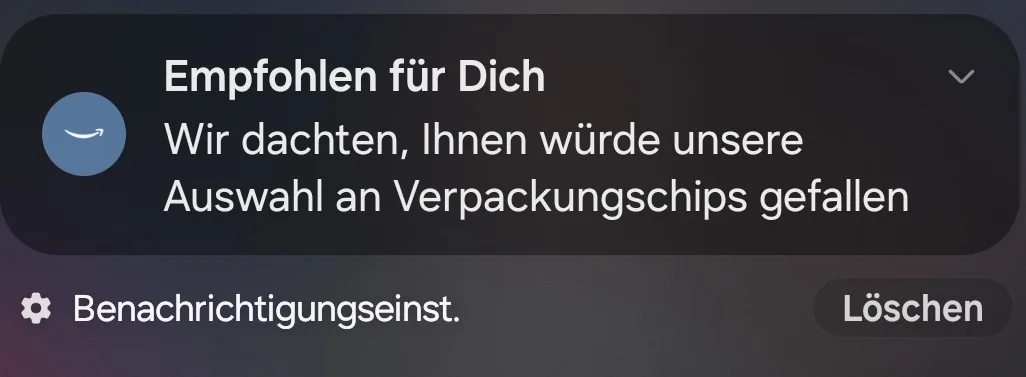 A dark-themed Amazon notification bubble shows a German recommendation message suggesting 'packaging chips' as a product…