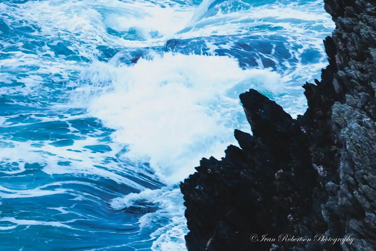 Nature's Beauty: Waves and Rocks in Harmony