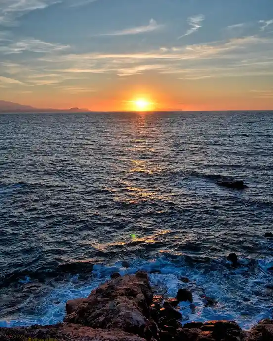 Breathtaking Ocean Sunset: A Glimpse of Nature's Beauty